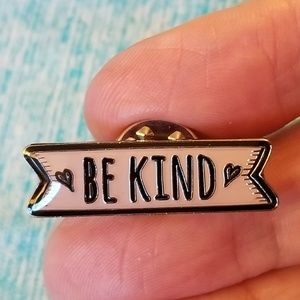 🦚HP🦚 NWT "BE KIND" PIN Mauve & Silver